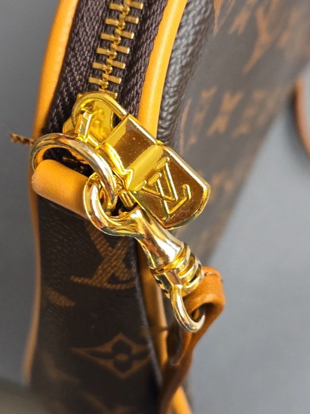 Designer Inspired Fashion Crossbody Bag - Picture 7 of 11